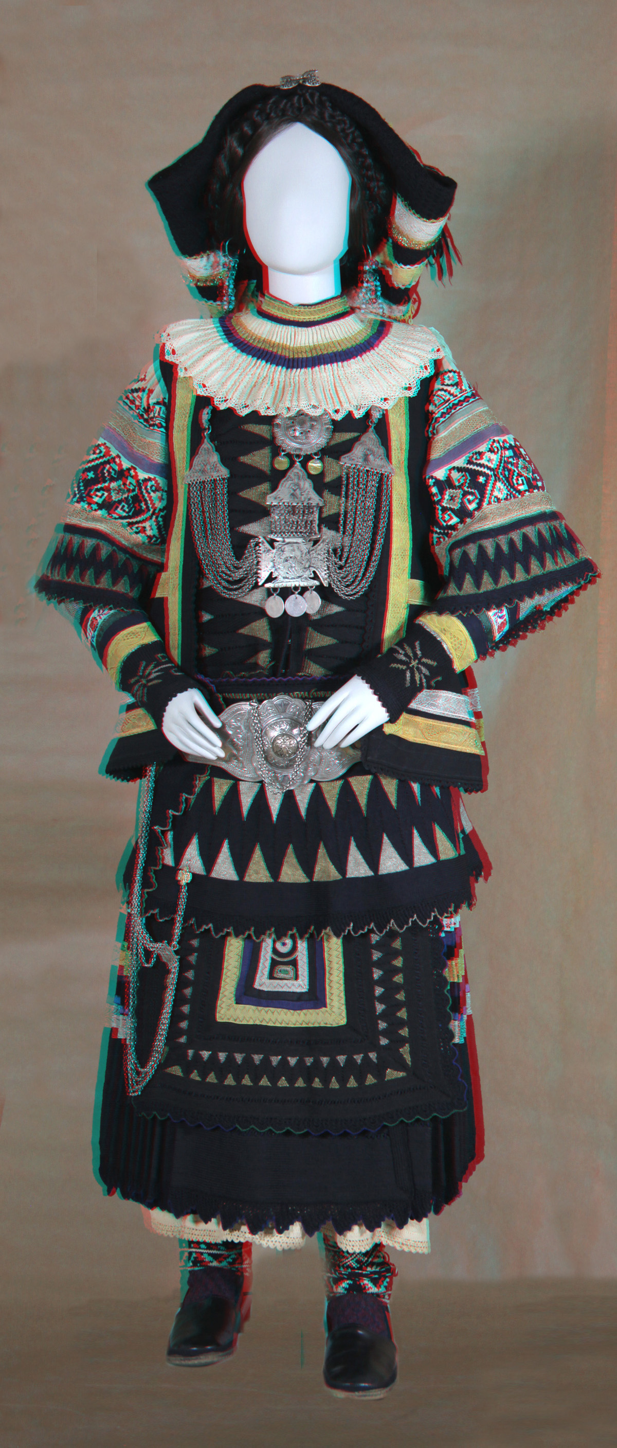 Κούκλα με γυναικεία φορεσιά Σαρακατσάνας Θράκης («Πολίτισσας») (από βιτρίνα Σαρακατσάνων στην αίθουσα Κεντρικής και Ανατολικής Μακεδονίας)