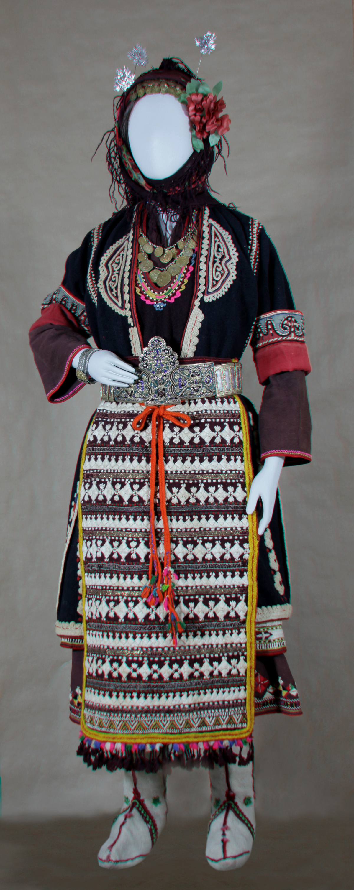 Κούκλα με γυναικεία φορεσιά νιόπαντρης από το Μέγα Ζαλούφι Αν. Θράκης (από την αίθουσα Θράκης-προσφύγων)