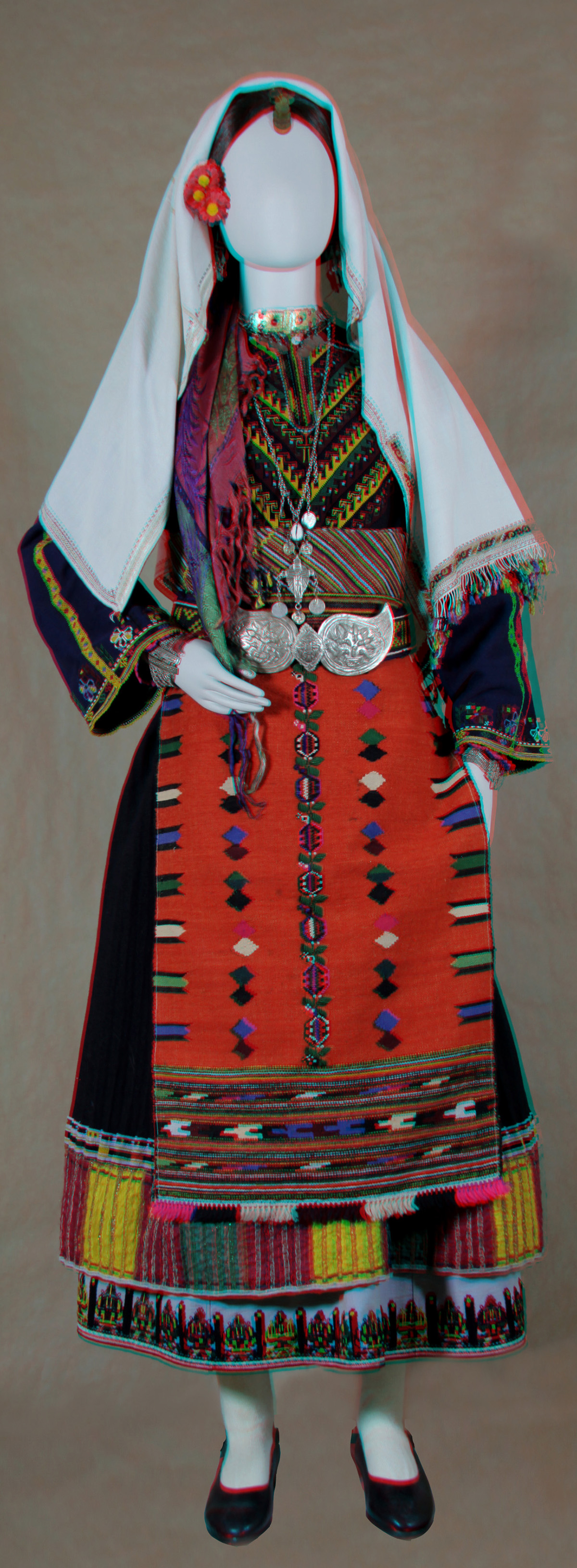 Κούκλα με γυναικεία φορεσιά νιόπαντρης από το Καβακλί (από την αίθουσα Θράκης-προσφύγων)