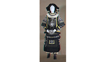 15. Κούκλα με γυναικεία φορεσιά Σαρακατσάνας Θράκης («Πολίτισσας») (από βιτρίνα Σαρακατσάνων στην αίθουσα Κεντρικής και Ανατολικής Μακεδονίας)