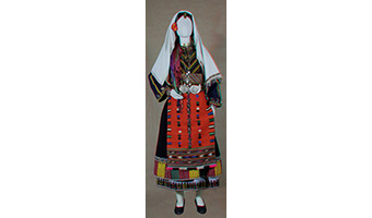 18. Κούκλα με γυναικεία φορεσιά νιόπαντρης από το Καβακλί (από την αίθουσα Θράκης-προσφύγων)